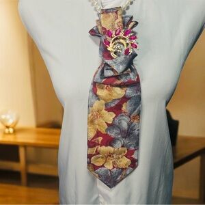 Floral Patterned Necktie with Pink and Gold Brooch